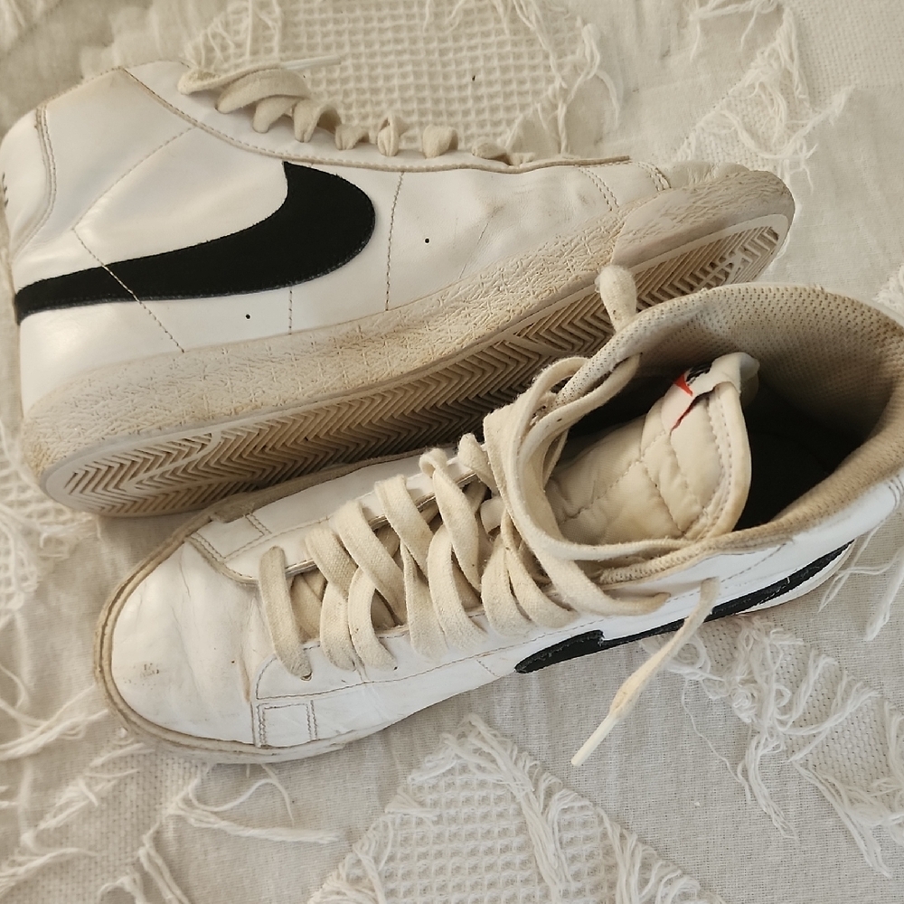 Nike White and Black Sneakers